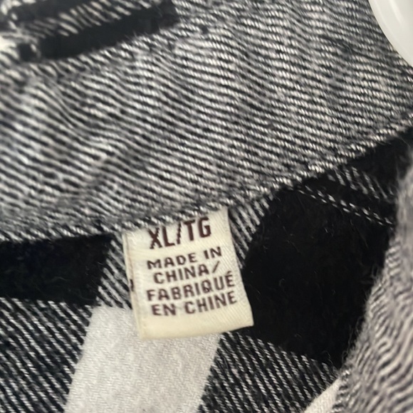 🛍️ 2/$20 Long sleeve plaid top - Picture 3 of 6